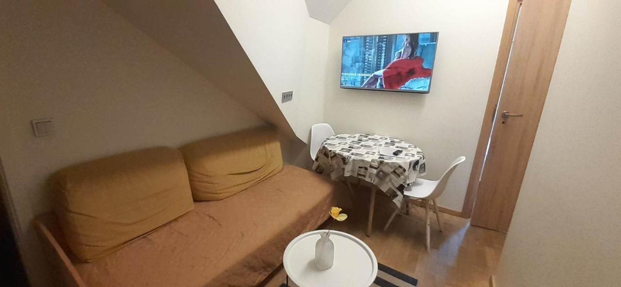 Loft Style Apartments In Kaunas Center Luaran gambar
